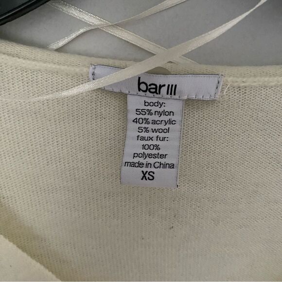 Bar III Women’s V Neck Long Sleeve Wool Blend Sweater Cream size XS - Picture 2 of 3
